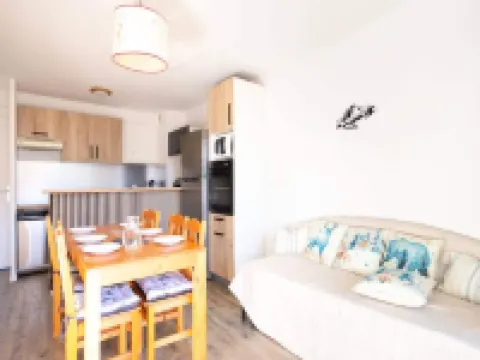 3 Rooms for 8 People