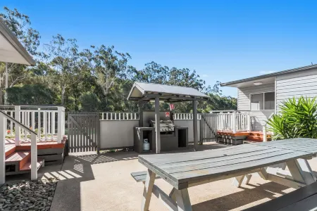 Ingenia Holidays Eden Beachfront Отели рядом с достопримечательностью «Cat Balou Cruises»