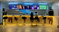 R Nite Star Inn and Suites -Home of the Cowboys & Rangers - Quầy bar
