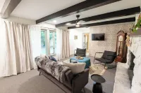 Cozy Cottage, 3 mins from EVV, fenced yard Hotel a Vanderburgh County