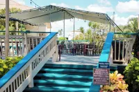 The Blue Tide House: Steps to Maui beaches + nearby eats