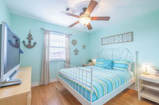 Pet Friendly - Walk to the Beach, Cozy Home