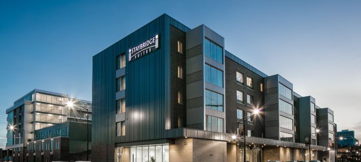 Staybridge Suites DES MOINES DOWNTOWN by IHG Ξενοδοχεία στην πόλη Polk County