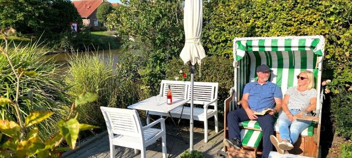 Fernblick: Schicke Farbenfrohe 2-Zi-Fewo Mit Balkon für Den Urlaub zu Zweit Hotels in Krummhorn