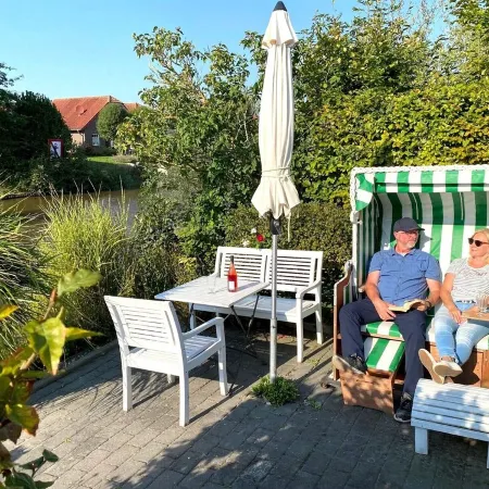 Fernblick: Chic, Colorful 2-Room Apartment with Balcony in a Top Location Directly on the Siel