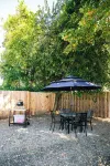 Cozy 2Br w/ Backyard Fun + Dog Friendly - Sleeps 6 Hotel a Vancouver