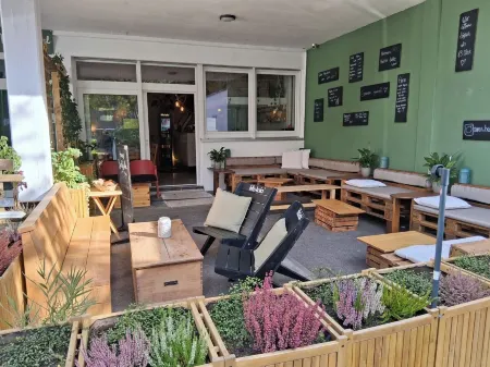 Max Hostel Отели рядом с достопримечательностью «Боннский университет»