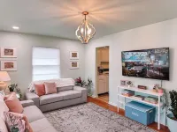 Rainbow Retreat ~ 3-bedroom fun loving home full of color! - Homestays