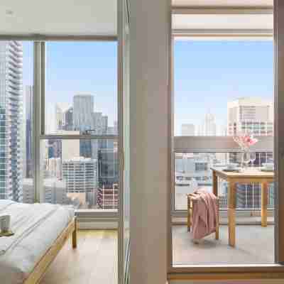 A Comfy 2BR Apt w/ City Views Near Southern Cross Rooms