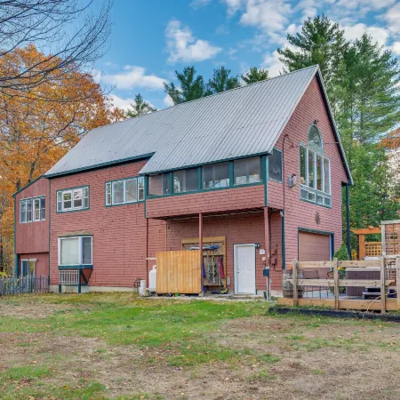 White Mountains Home w/ Hot Tub - Walk to Town!