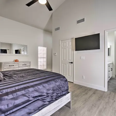 8 mi to Westgate Family-Friendly Glendale Home!