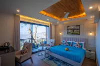 Westend by PerfectStayz at Mall Road - غرفة مطلة على الجبل