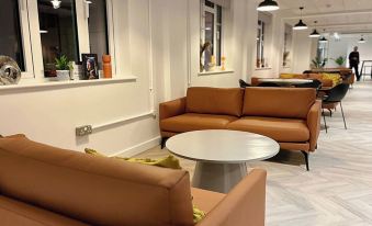 Student Only, Elegant Bronze Studio in Paddington