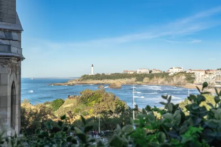Hotel de l'Océan Отели рядом с достопримечательностью «Port des pêcheurs à Biarritz»