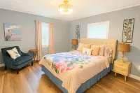 Spacious 4-bedroom river front cabin with WiFi, Game Room & Hot Tub for 15