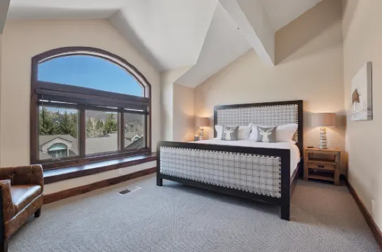 DV Mountain Retreat | BBQ Grill, Private Hot Tub | Walk to Main Street | 5 Minutes to Ski Resort