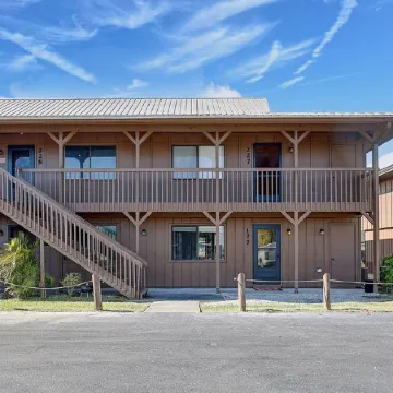 The Gator Escape -Poolside Condo Walk to Tiki Bar