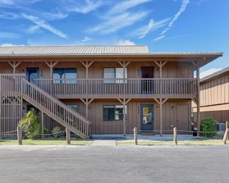 The Gator Escape -Poolside Condo Walk to Tiki Bar Hotels in Hendry County