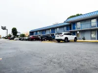Rodeway Inn & Suites - parking