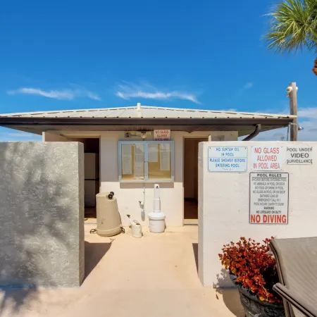 Screened Porch + Pool Access: Cozy Sebring Condo