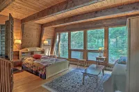 Lakefront Berkshires Retreat w/ Deck, Dock & Boat! - Parkplatz