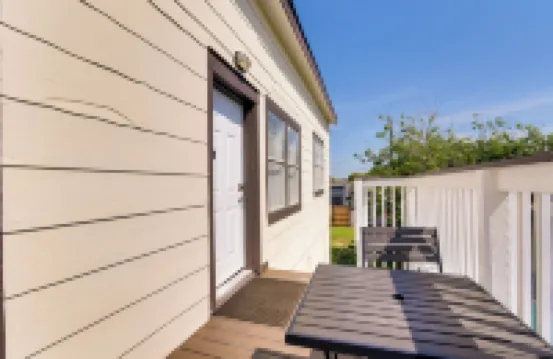 Beautiful Galveston Apt w/ Deck < 3 Mi to Dtwn!