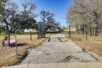 Granbury Studio - 10 Mins from Town + the Lake! - Pet friendly