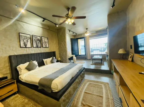 Spatii by the Ganges