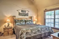 Screened Deck: Cozy Branson West Cabin!