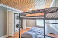 Charming Retreat < 2 Mi to Cranfield Marina! - 3-Star