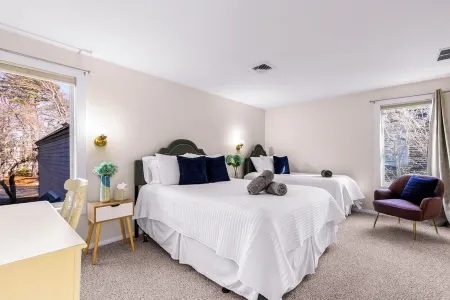 Sleeps 6 @ New Seabury w/ Pool - All Season Modern Condo!