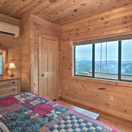 Smoky Mountain Cabin w/ Hot Tub & Views!