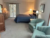 Indoor and outdoor Pool, Gym,Walk to Beach or Town