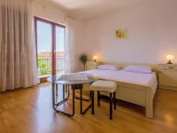 Apartments Dora Hotels in Selce
