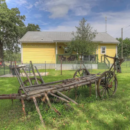 Farmhouse Charm 10 Min to Downtown, Pet Friendly!