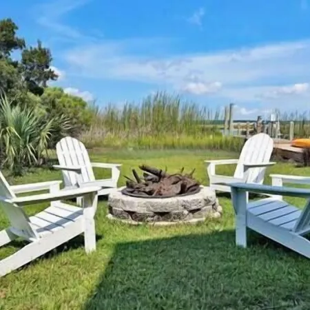 Sunset Sound Cottage -Waterfront with Sweeping Sound Views -2 Min Walk to Beach