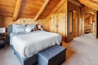 Mountain View Cabin Oasis near Smith Rock on Multi-acre Property, Dog-Friendly!
