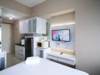 Modern and Homey Studio at Tanglin Supermall Mansion Apartment By Travelio Hotels in Sambikerep