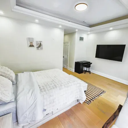 Luxury 4 Bedroom Home Near Downtown with Free Parking Отели рядом с достопримечательностью «Скарборо»