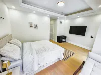 Luxury 4 Bedroom Home Near Downtown with Free Parking Hotels near Scarborough
