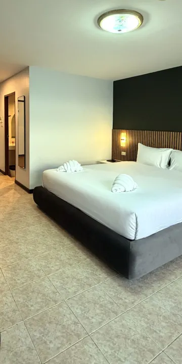 ห้องดีลักซ์ เตียงใหญ่ พร้อมระเบียง