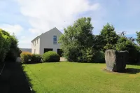 The East Wing Apartment Hotele w: 