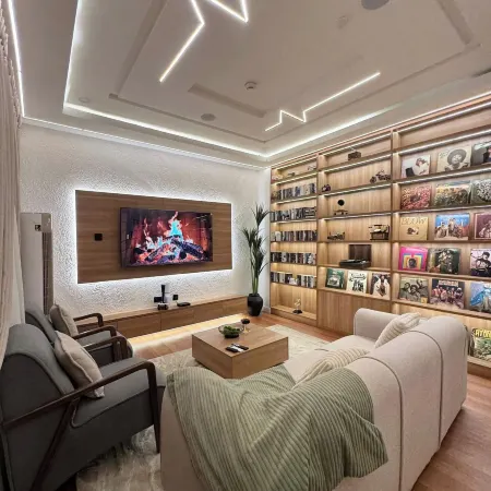 Lia's Court Apartments