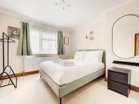 GuestReady -  Spacious 4Bed with Backyard Hotels in Greenford