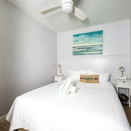 Charming 1-bedroom, Beachfront condo in fabulous Longboat Key steps to the beach