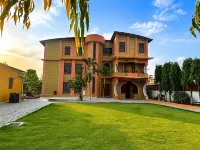 Lila Palace