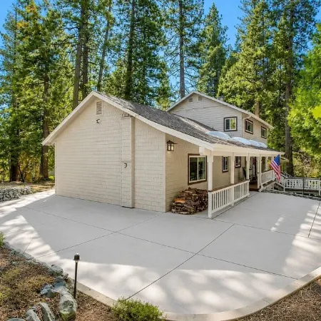 LAKEMONT PINES  •  Big Family Home  • AC • DOG + RV's