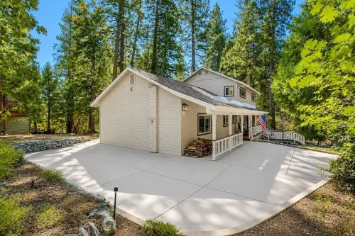 LAKEMONT PINES  •  Big Family Home  • AC • DOG + RV's