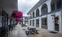 Courtyard Inn Vernon - 2-Star