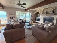 Beautiful lake home on the sandy south shores of Pelican Lake. - de charme